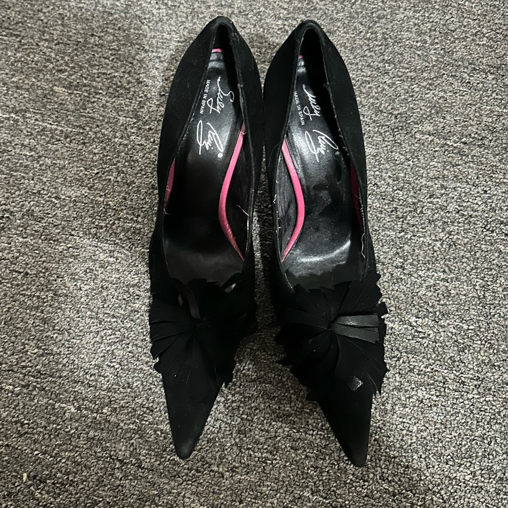 Suzy Ruiz black heels